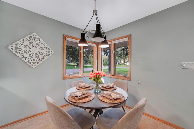2153 Holloway Avenue E, North Saint Paul, MN 55109