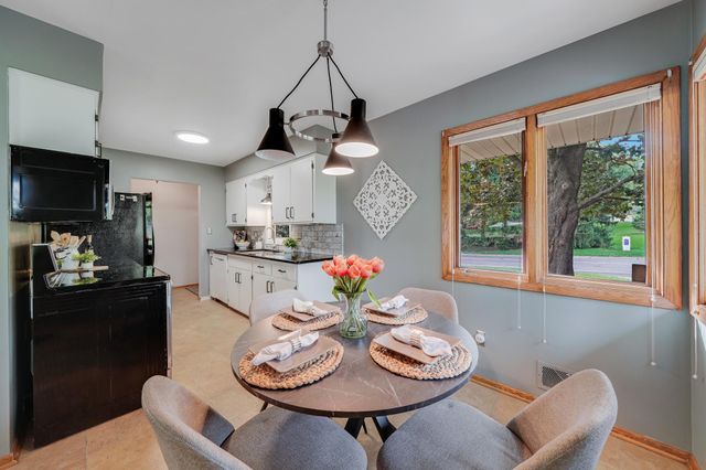 2153 Holloway Avenue E, North Saint Paul, MN 55109