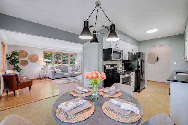 2153 Holloway Avenue E, North Saint Paul, MN 55109