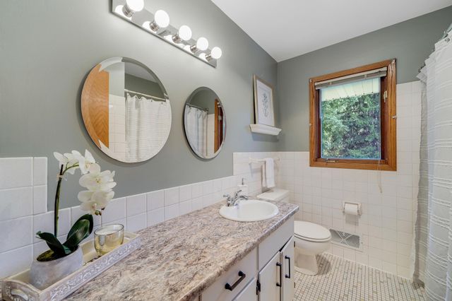 2153 Holloway Avenue E, North Saint Paul, MN 55109