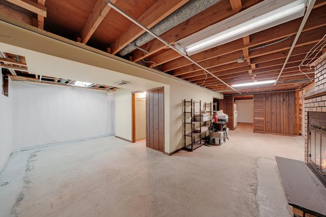 2153 Holloway Avenue E, North Saint Paul, MN 55109