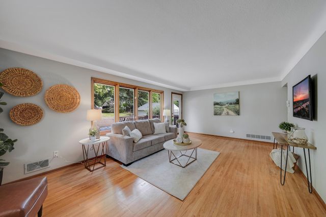 2153 Holloway Avenue E, North Saint Paul, MN 55109