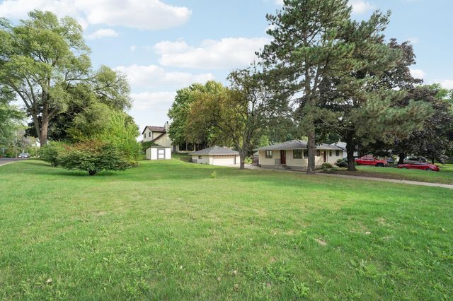 2153 Holloway Avenue E, North Saint Paul, MN 55109