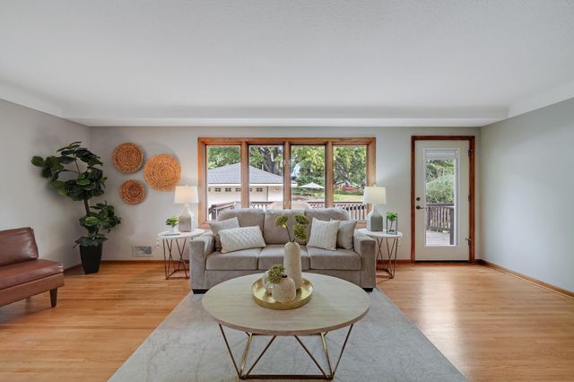2153 Holloway Avenue E, North Saint Paul, MN 55109