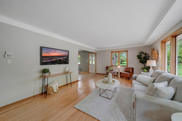2153 Holloway Avenue E, North Saint Paul, MN 55109