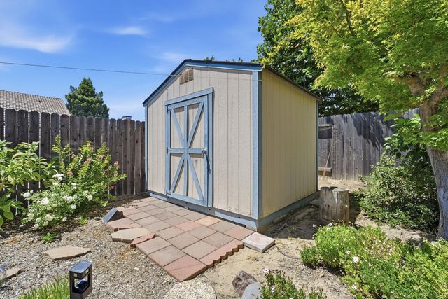 8329 Oakwood Hills Cir, Citrus Heights, CA 95610