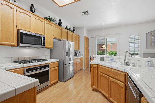 8329 Oakwood Hills Cir, Citrus Heights, CA 95610