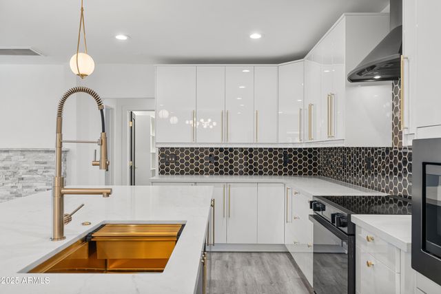 2502 E WHITTON Avenue, Phoenix, AZ 85016