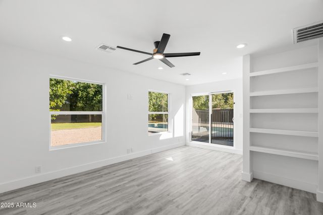 2502 E WHITTON Avenue, Phoenix, AZ 85016