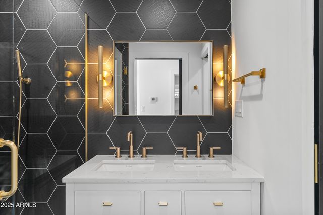 2502 E WHITTON Avenue, Phoenix, AZ 85016