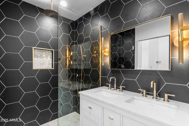 2502 E WHITTON Avenue, Phoenix, AZ 85016