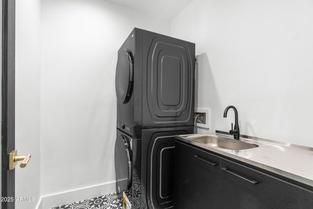 2502 E WHITTON Avenue, Phoenix, AZ 85016