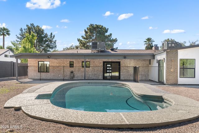 2502 E WHITTON Avenue, Phoenix, AZ 85016