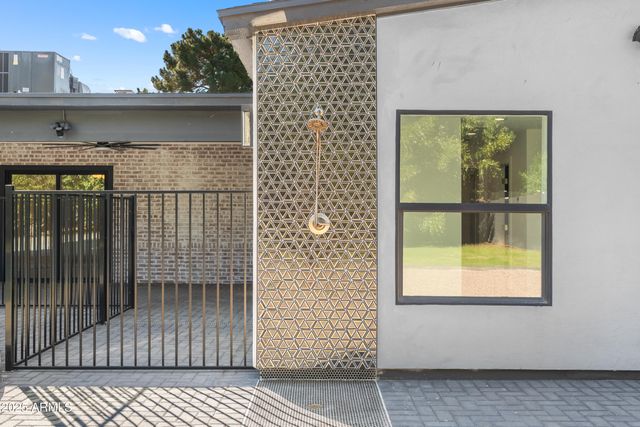 2502 E WHITTON Avenue, Phoenix, AZ 85016