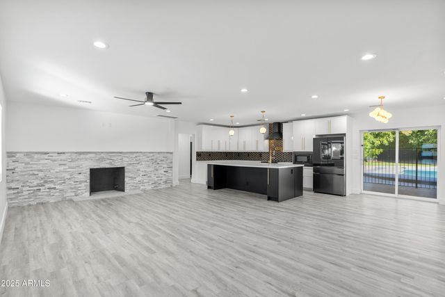 2502 E WHITTON Avenue, Phoenix, AZ 85016