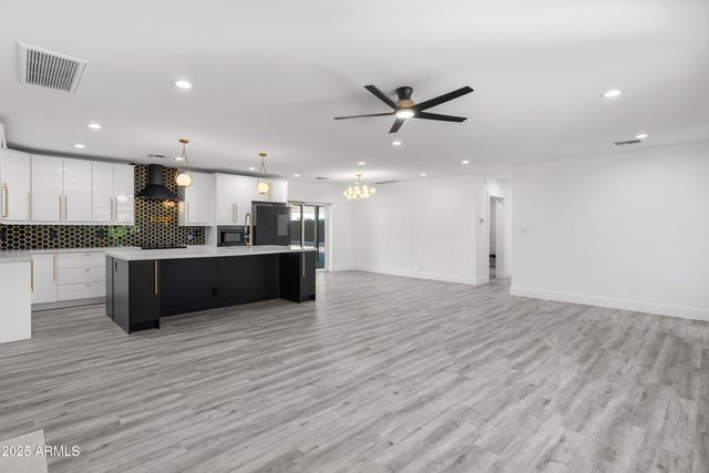 2502 E WHITTON Avenue, Phoenix, AZ 85016