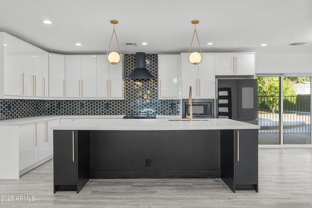 2502 E WHITTON Avenue, Phoenix, AZ 85016