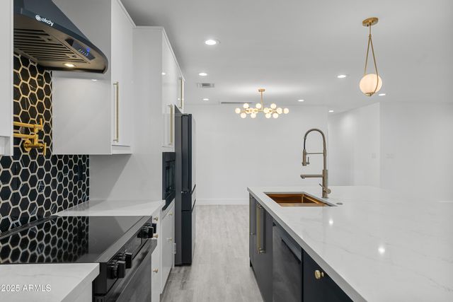 2502 E WHITTON Avenue, Phoenix, AZ 85016