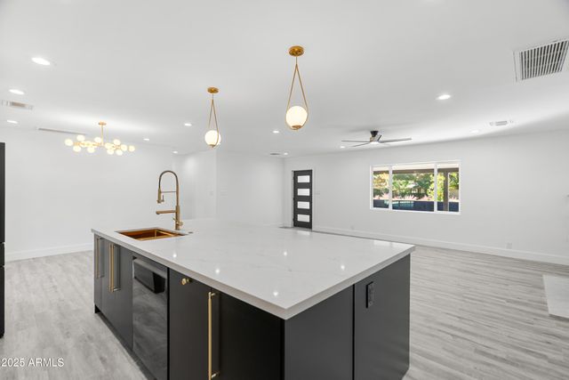 2502 E WHITTON Avenue, Phoenix, AZ 85016