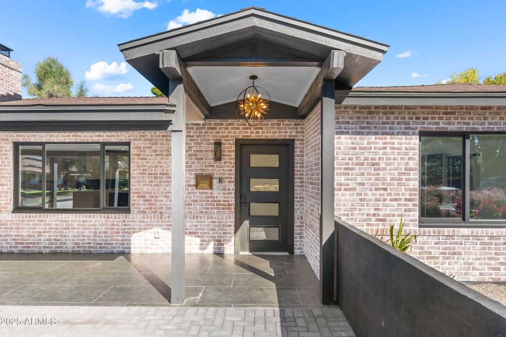 2502 E WHITTON Avenue, Phoenix, AZ 85016