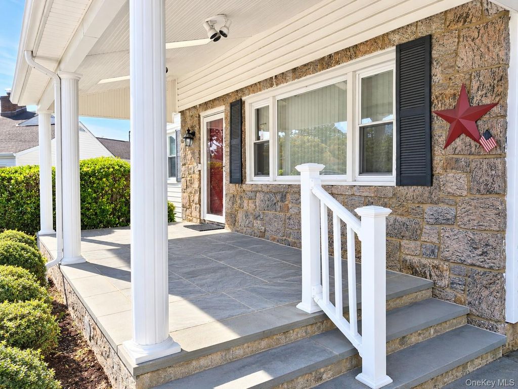15 Sherwood Road, Glen Cove, NY 11542 — photo 2