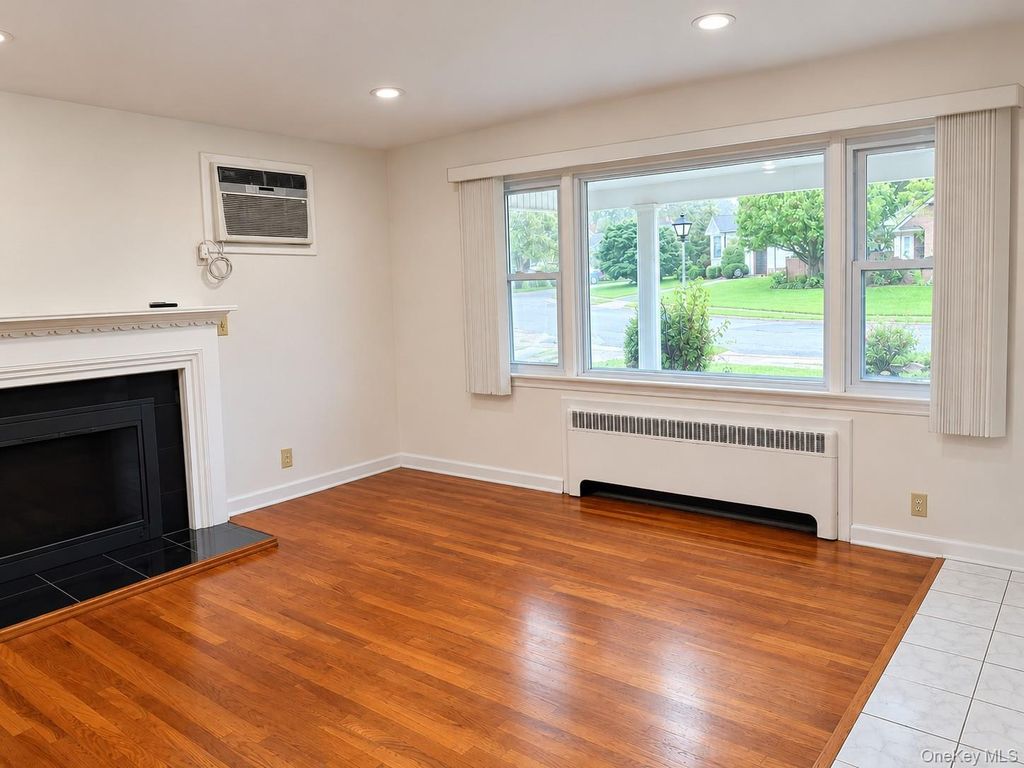 15 Sherwood Road, Glen Cove, NY 11542 — photo 4