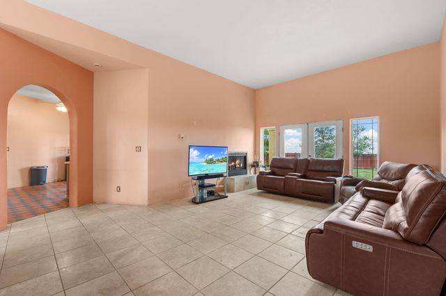 626 Dinkle Road, Edgewood, NM 87015