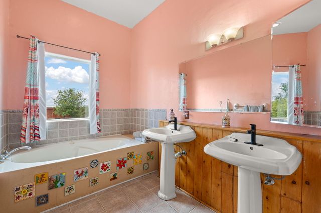 626 Dinkle Road, Edgewood, NM 87015