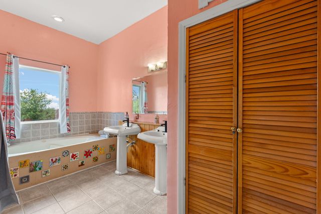 626 Dinkle Road, Edgewood, NM 87015