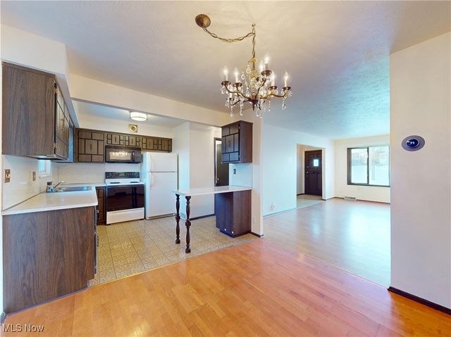 6484 State Road D1, Parma, OH 44134