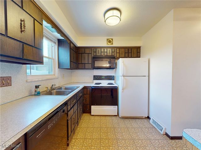 6484 State Road D1, Parma, OH 44134