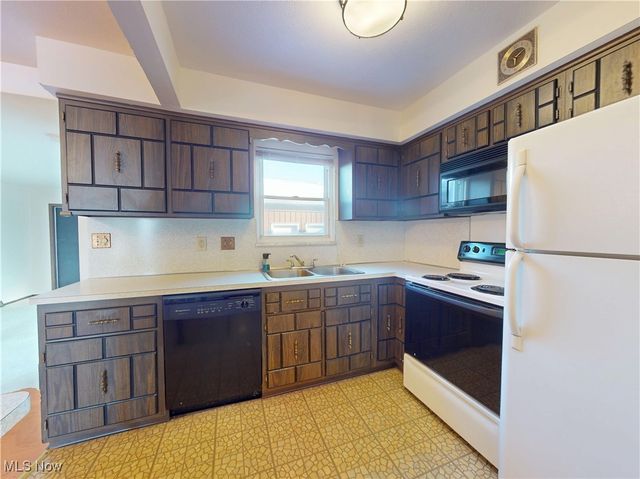 6484 State Road D1, Parma, OH 44134