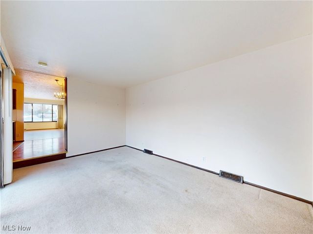 6484 State Road D1, Parma, OH 44134