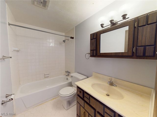 6484 State Road D1, Parma, OH 44134