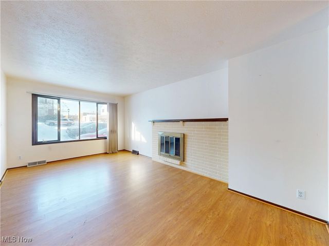 6484 State Road D1, Parma, OH 44134