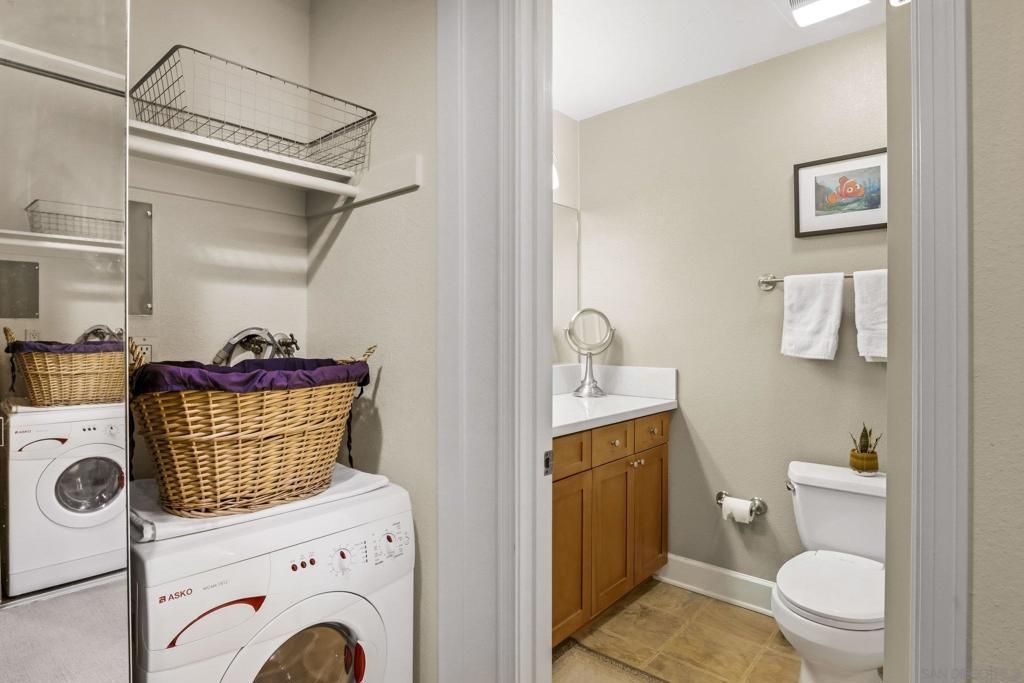 Image 14 of property listing at 8581 Villa La Jolla Dr G, La Jolla, CA 92037