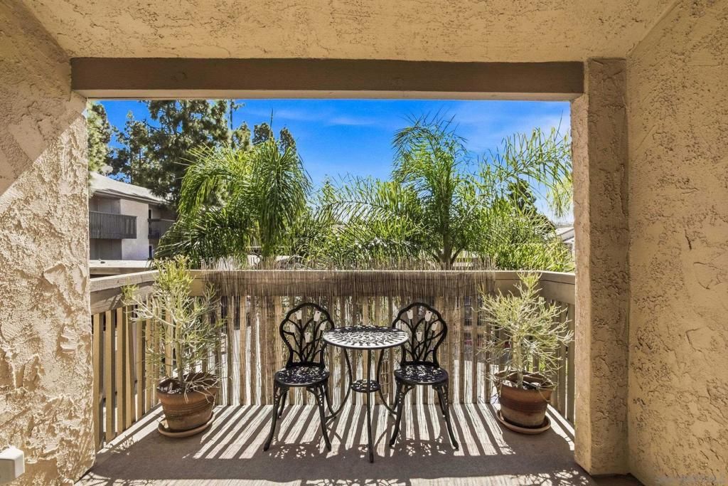 Image 15 of property listing at 8581 Villa La Jolla Dr G, La Jolla, CA 92037