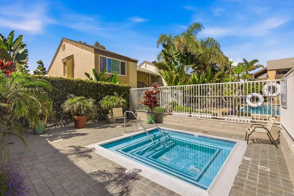 Image 25 of property listing at 8581 Villa La Jolla Dr G, La Jolla, CA 92037