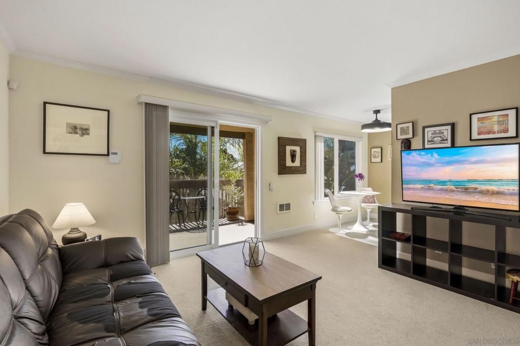 Image 4 of property listing at 8581 Villa La Jolla Dr G, La Jolla, CA 92037