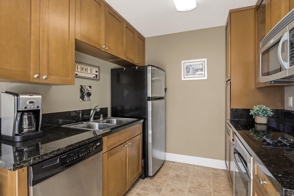 Image 6 of property listing at 8581 Villa La Jolla Dr G, La Jolla, CA 92037