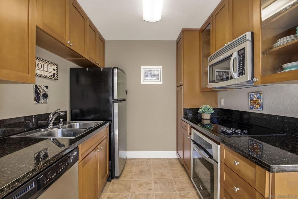 Image 7 of property listing at 8581 Villa La Jolla Dr G, La Jolla, CA 92037