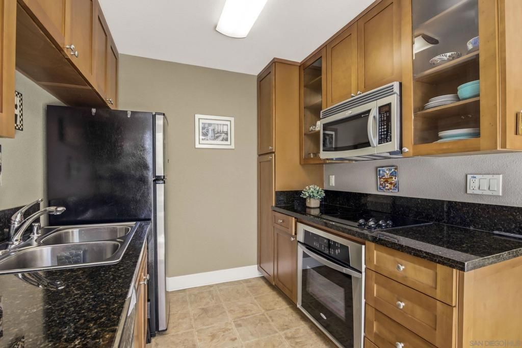 Image 8 of property listing at 8581 Villa La Jolla Dr G, La Jolla, CA 92037