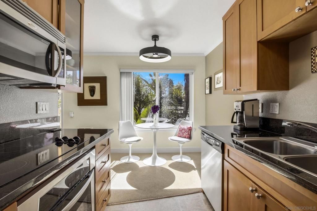 Image 9 of property listing at 8581 Villa La Jolla Dr G, La Jolla, CA 92037