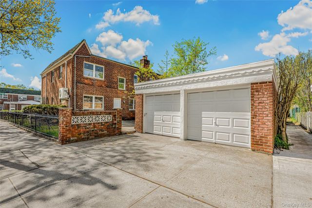 8459 Goldington Court, Middle Village, NY 11379