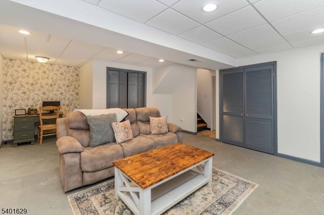 23 Hancock Dr, West Milford Twp., NJ 07480