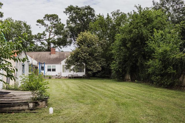 777 Sue Barnett Drive, Houston, TX 77018