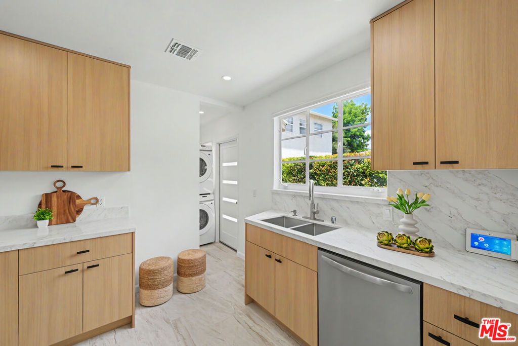 Image 10 of property listing at 5119 Enfield Avenue, Encino, CA 91316