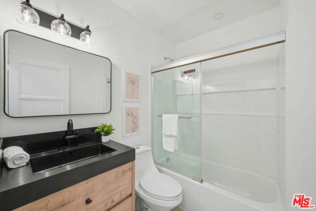 Image 17 of property listing at 5119 Enfield Avenue, Encino, CA 91316