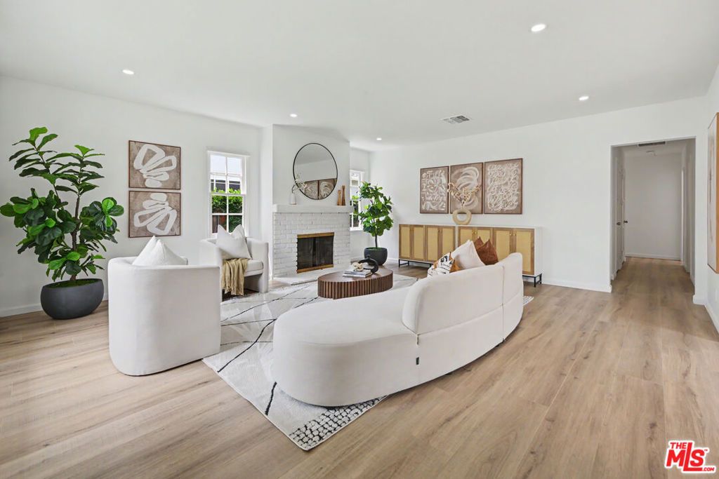 Image 2 of property listing at 5119 Enfield Avenue, Encino, CA 91316