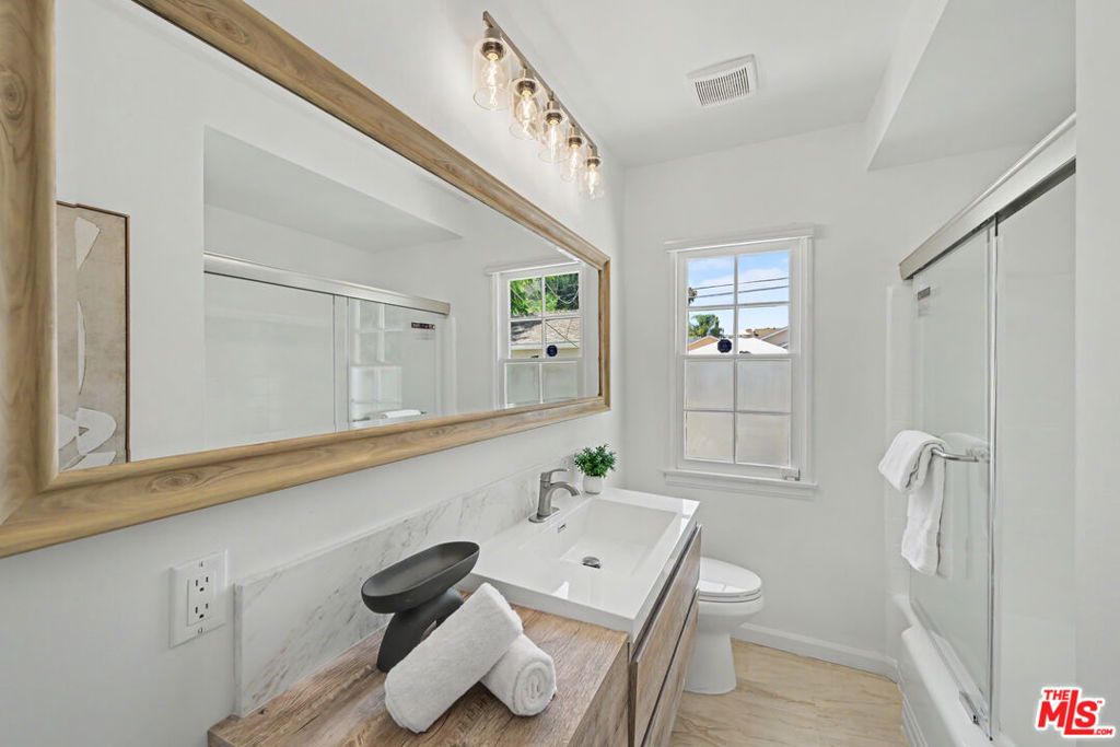 Image 21 of property listing at 5119 Enfield Avenue, Encino, CA 91316